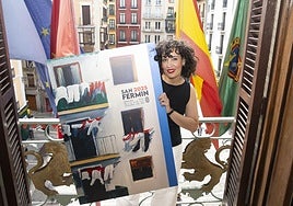 La autora, Sandra Nadal Vital, con el cartel ganador de las fiestas de San Fermín 2025.