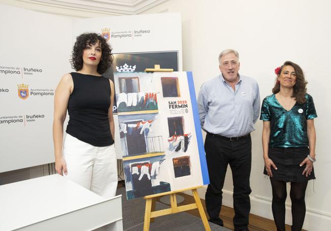 La autora del cartel ganador, junto al alcalde de Pamplona, Joseba Asiron Saez, y la concejala de Cultura, Fiestas, Educación y Deporte, Maider Beloki.
