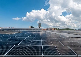 La cubierta del BEC, en Barakaldo, dispone de una instalación fotovoltaica de autoconsumo que cuenta con la colaboración del EVE – Ente Vasco de la Energía.