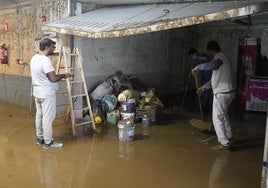 Neveras, arcones, botes de pintura... Buena parte de los materiales guardados en garajes, sótanos y almacenes del barrio Alegi, de Gabiria, han quedado destrozados o inutilizados tras las inundaciones del lunes.