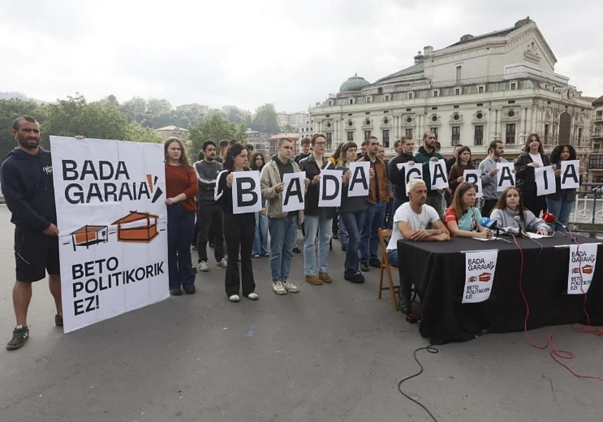 Miembros de GKS, la comparsa Luberri y el Sindicato de Vivienda este martes en Bilbao