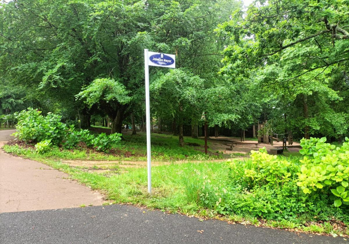 La placa de 'Josetxo Mayor parkea' ya está instalada en Ulia.