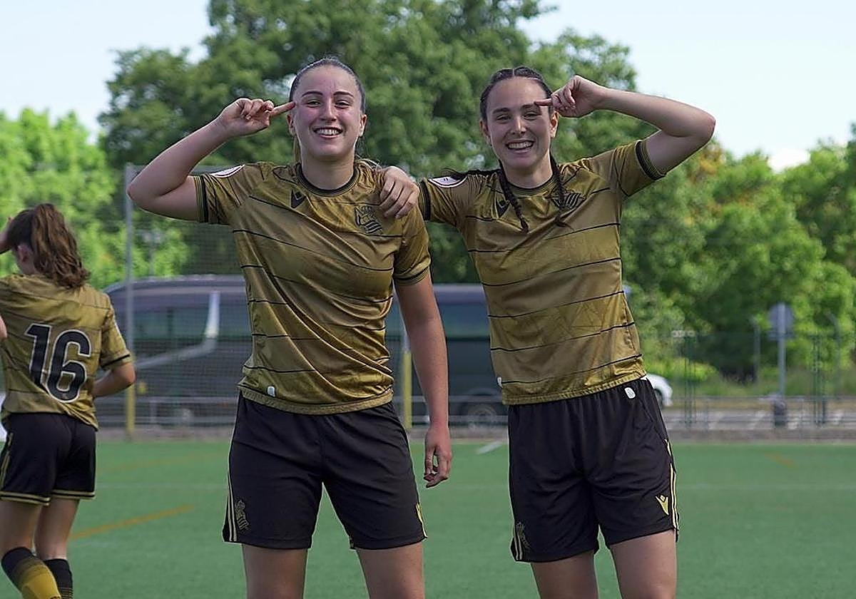 Maren Esteberena y June Murillo celebran el gol de la Real.