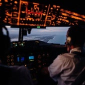 Un piloto en la cabina de mandos de un avión comercial.