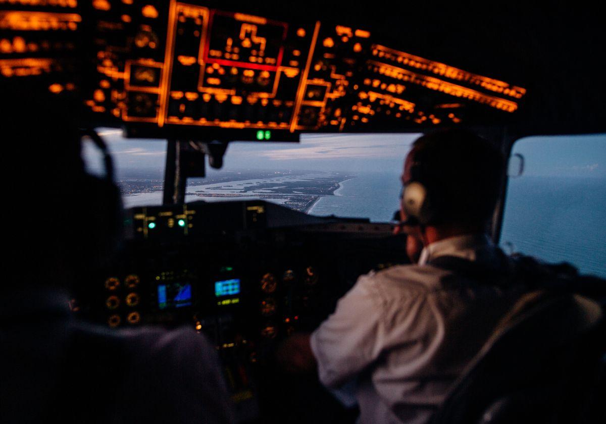 Un piloto en la cabina de mandos de un avión comercial.