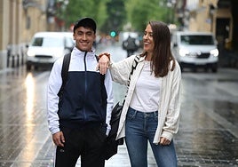 Mohamed Aid Boussine y Usoa Toledo posan en la Plaza Gipuzkoa de Donostia.