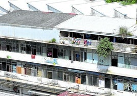 Pabellones abandonados y ocupados en el barrio de Herrera, este martes.