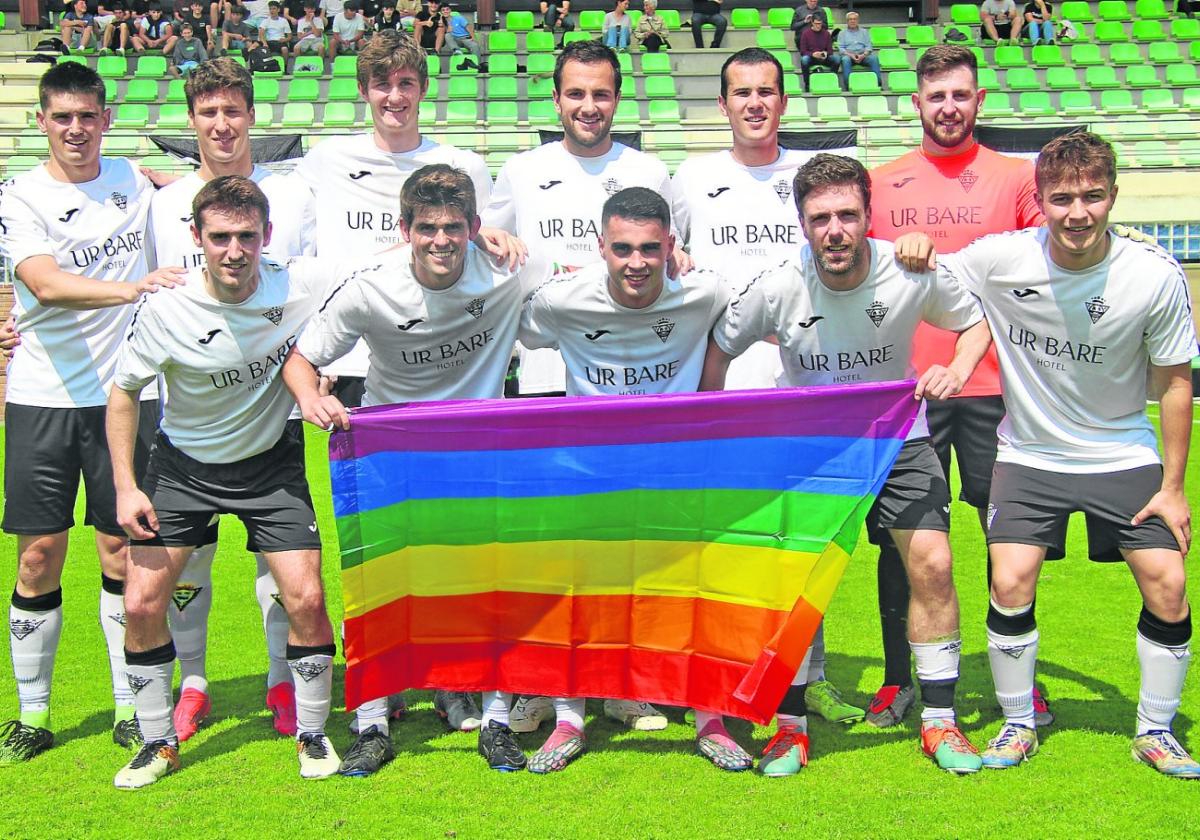 El once del Zarautz posó con la bandera arcoíris en el Día Internacional contra la LGTBIfobia.