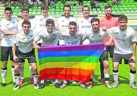 El once del Zarautz posó con la bandera arcoíris en el Día Internacional contra la LGTBIfobia.