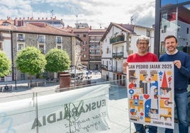 Txus Alonso y Agustín Valdivia con el cartel ganador.