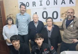 Marcelino Usarraga junto a miembros de su familia y el alcalde.