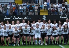 La plantilla y el staff del Mariño Real Unión con las camisetas conmemorativas del ascenso ante la tribuna de Gal.