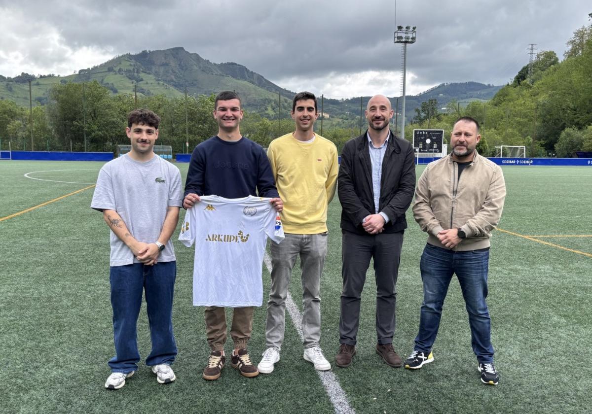 Los miembros de la cuadrilla IPQ junto al alcalde Jon Iraola y el concejal de deportes Andoni Ameztoy.