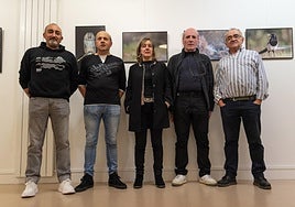 Componentes de Argazkia en la reciente inauguración de la exposición montada en la casa de cultura.