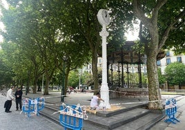 El consistorio ha procedido esta semana a pintar uno de los iconos del Boulevard donostiarra: su hermoso reloj vertical, situado junto al quiosco. Las tareas de renovación comenzaron el martes y ayer unas vallas delimitaban el acceso a la zona al estar aún fresca la pintura blanca utilizada.
