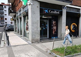 Sucursal en el barrio de Altza donde trabajaba el empleado detenido por el atraco.