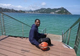 Daishon Smith, sentado en la pasarela del Naútico en Donostia.
