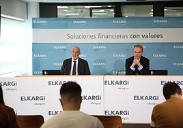 Lander Arteche y Zenón Vázquez, presidente y director general de Elkargi, respectivamente, durante la rueda de prensa de este miércoles.