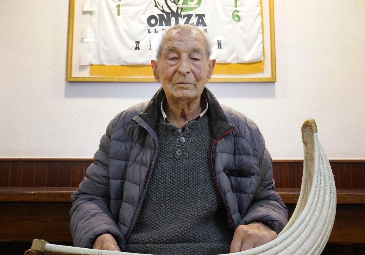Joxe Manuel Erkizia, en la sociedad Ontza de Andoain antes de partir al festival en Galarreta.