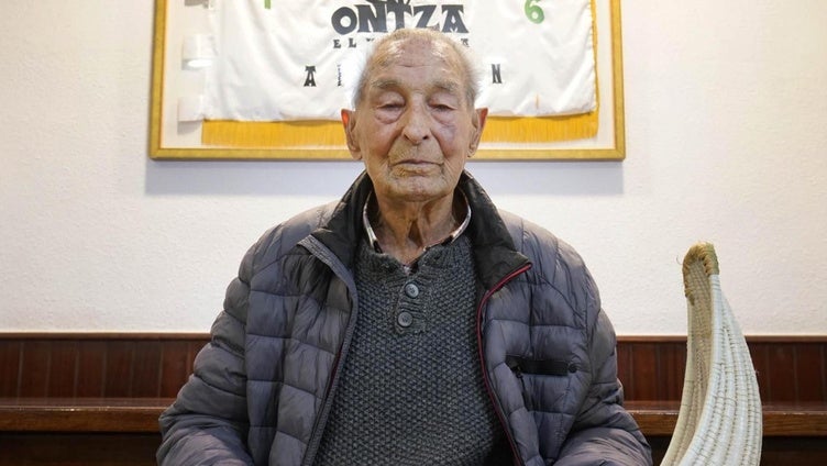 Joxe Manuel Erkizia, en la sociedad Ontza de Andoain antes de partir al festival en Galarreta.