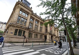 «Su padre le decía que tenía que ser más femenina y llevar vestidos pegados»