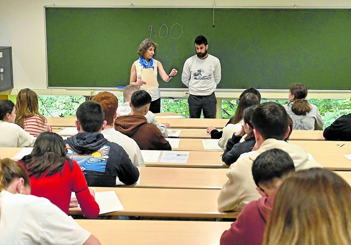 Dos docentes dan instrucciones a los alumnos en la pasada edición de la Selectividad en el campus donostiarra de la UPV/EHU.