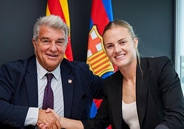 Laporta y Paredes sellan el acuerdo, ayer en Barcelona.