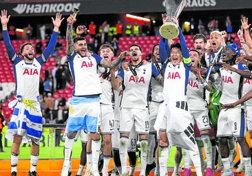 Los jugadores del Tottenham celebran el título.