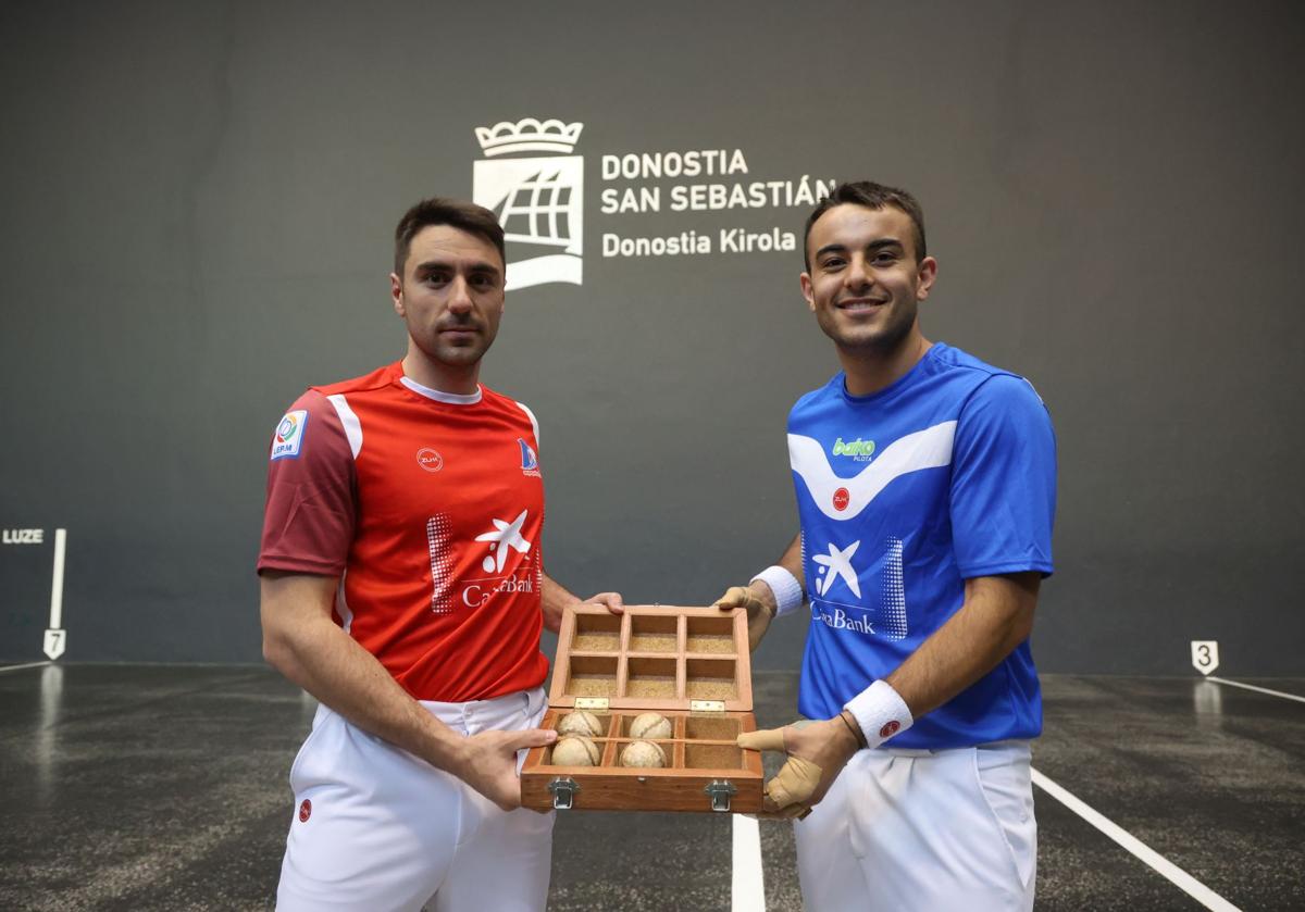 Peio Etxeberria e Iker Larrazabal muestran las cuatro pelotas elegidas en el Atano III.