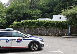 Un coche de la Ertzaintza ayer en el lugar del suceso