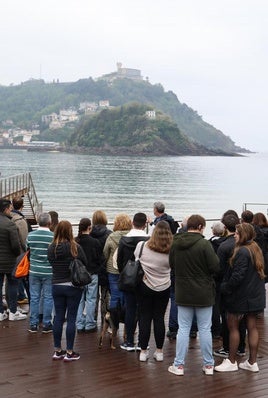 Un grupo de turistas, en el Náutico de San Sebastián.