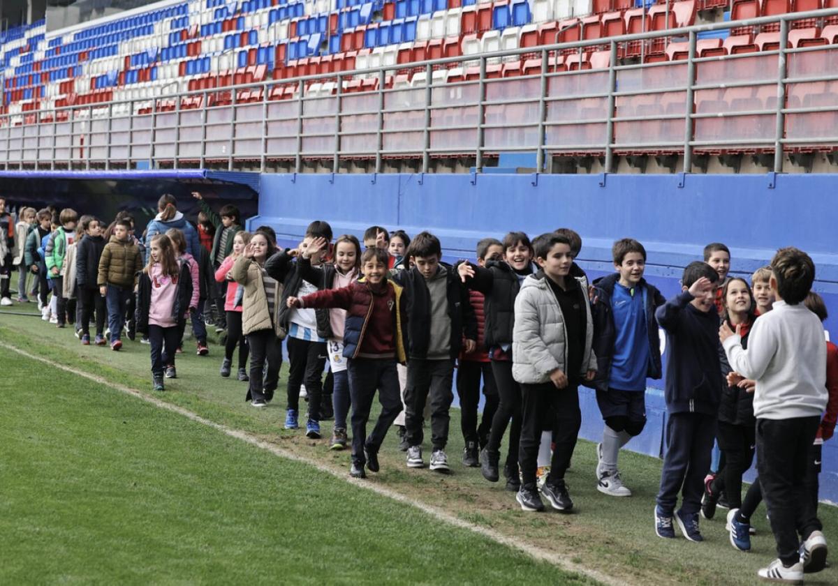 Los niños de Eibar visitando Ipurua el pasado mes de marzo.
