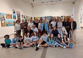 Alumnas y alumnos del taller de pintura de Foronda junto a Imanol Hormazuri en la exposición.