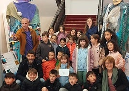 Iturzaetako ikasleak erakusketa zabaltzean udaletxean.