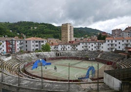 Jóvenes juegan en las pistas dentro de la plaza de toros de Eibar.