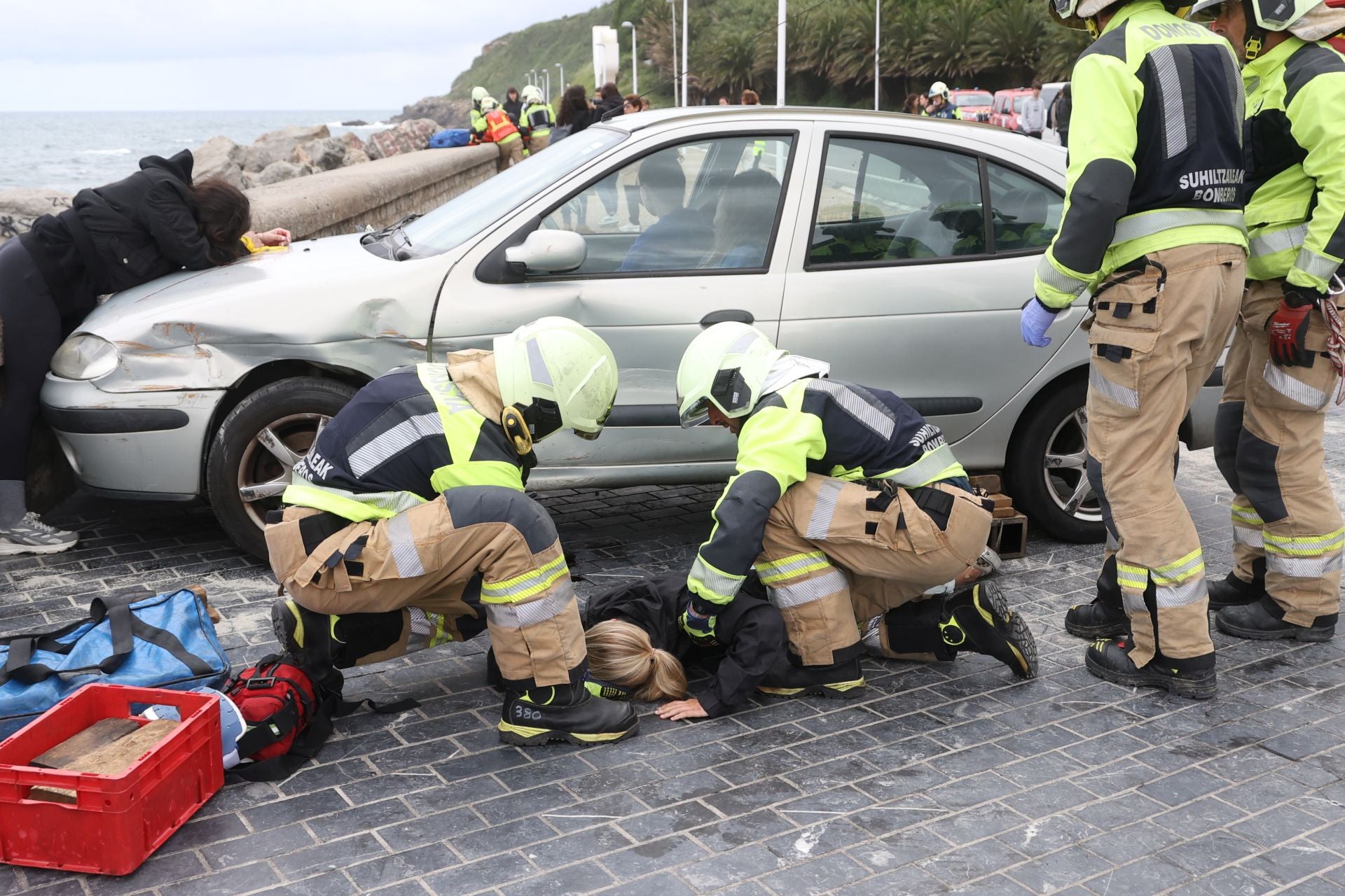 Varios bomberos rescatan a una de las heridas en el simulacro llevado a cabo este jueves en Donostia.