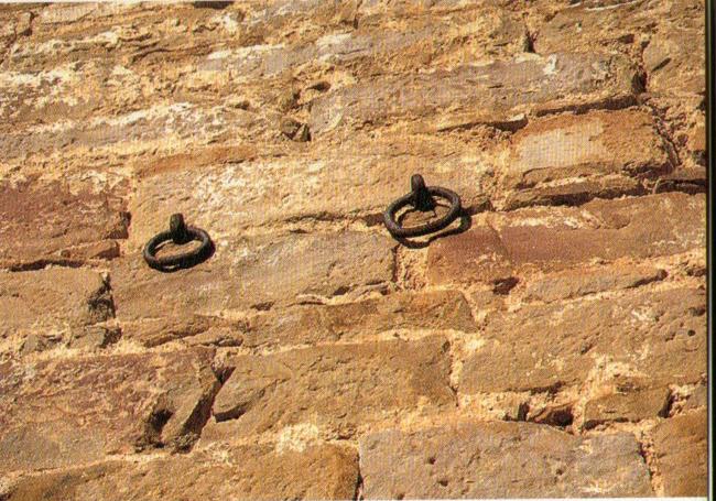 Argollas en la pared exterior de Santa María Magdalena del barrio de Marin, en Eskoriatza.