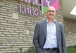 Joseba Barandiaran, Responsable de Planificación Financiera y Sostenibilidad, en las oficinas centrales de LABORAL Kutxa ubicadas en Arrasate