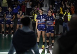 Menéndez y Arrojeria, emocionadas mientras les bailaban el aurresku