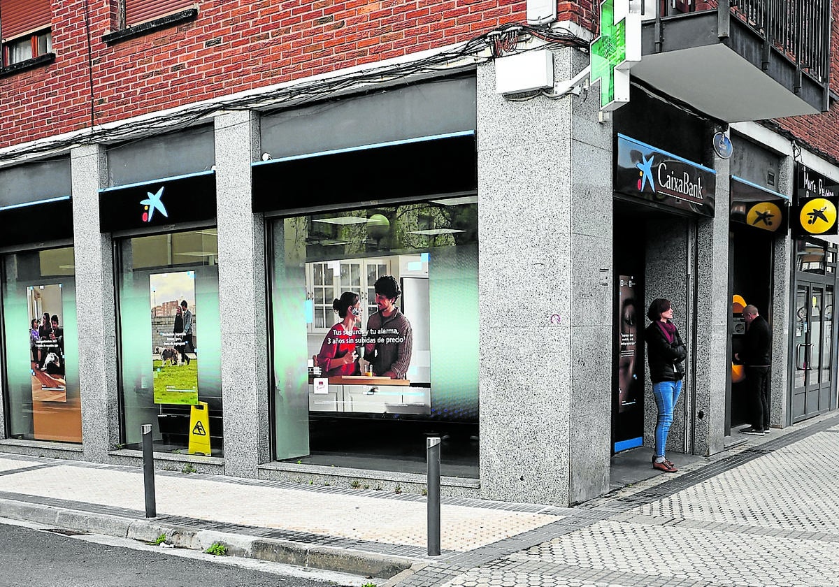 El empleado detenido por el atraco al banco de Altza fue despedido hace 7 meses de la Federación de Fútbol acusado de robar