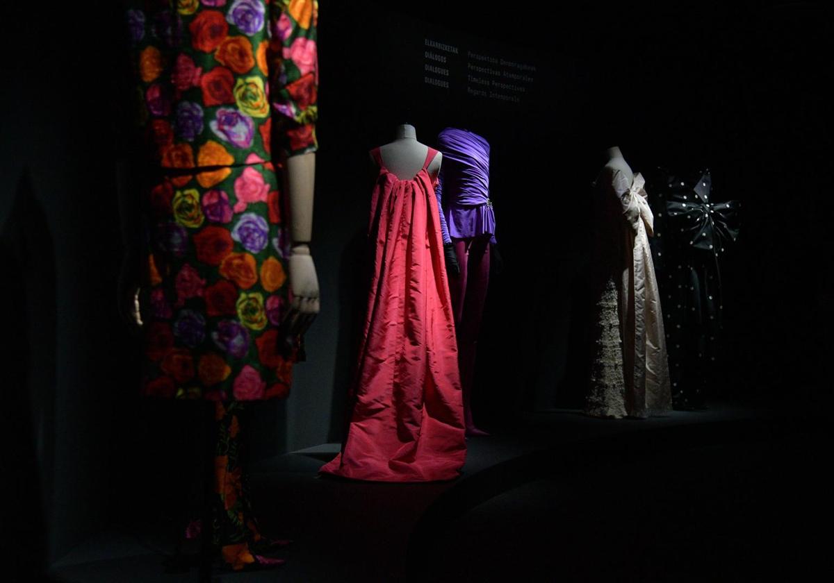 Los diseños de Cristóbal Balenciaga dialogan con los del georgiano Demna. Félix