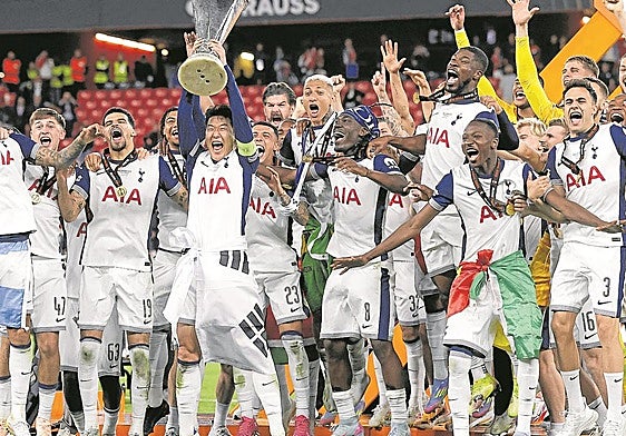 Los jugadores del Tottenham celebran el título.