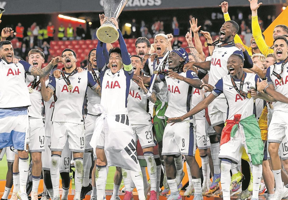 Los jugadores del Tottenham celebran el título.