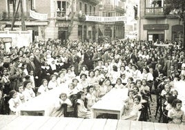 Comida infantil en la plaza Easo, donde el metro conectaría con el ferrocarril de la Costa.