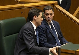 El lehendakari Imanol Pradales este jueves en el Parlamento Vasco junto al consejero de Hacienda y Finanzas, Noël d'Anjou.