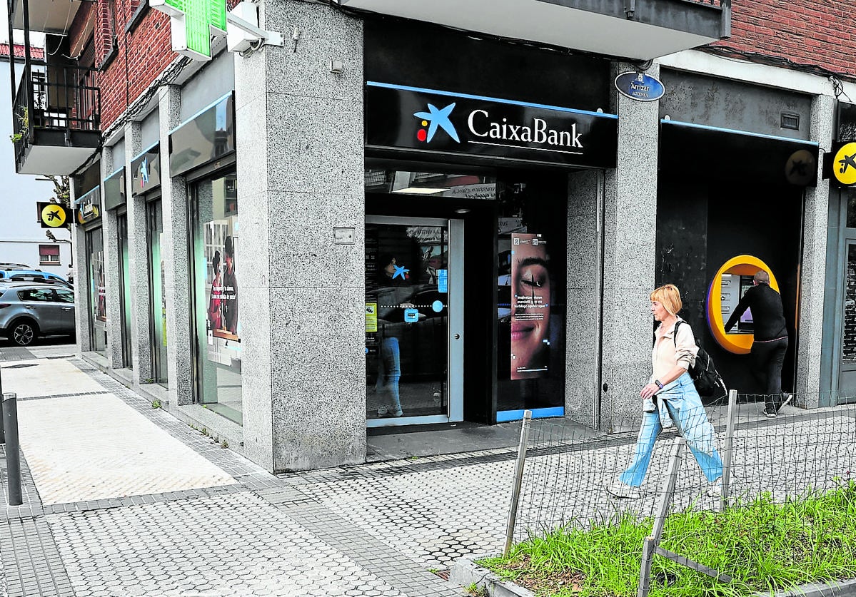 Apuestas, viajes, móviles... el despilfarro que delató a los ladrones del banco de Altza