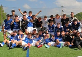 Los juveniles de Oiartzun celebrando su victoria.