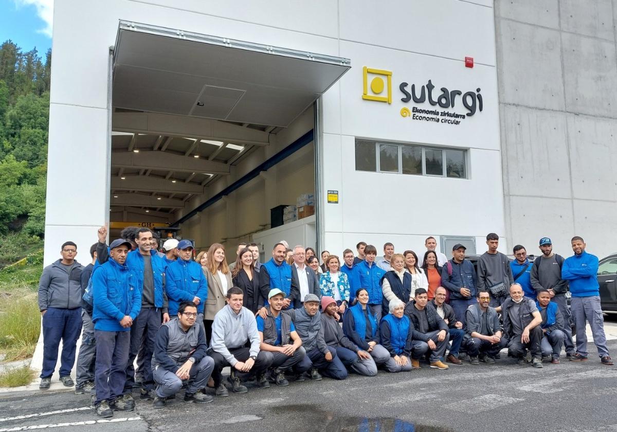 Amaieran Sutargiko ekonomia zirkularreko tailerreko langileekin argazkia atera zuten.