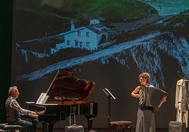 Iñaki Salvador al piano y Miren Gabirondo con el acordeón.