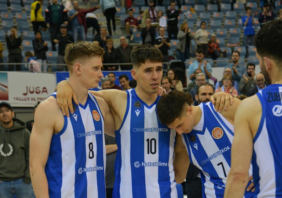 Stürup y Mateo Díaz sujetan al lesionado Manex Ansorregi tras acabar el choque.